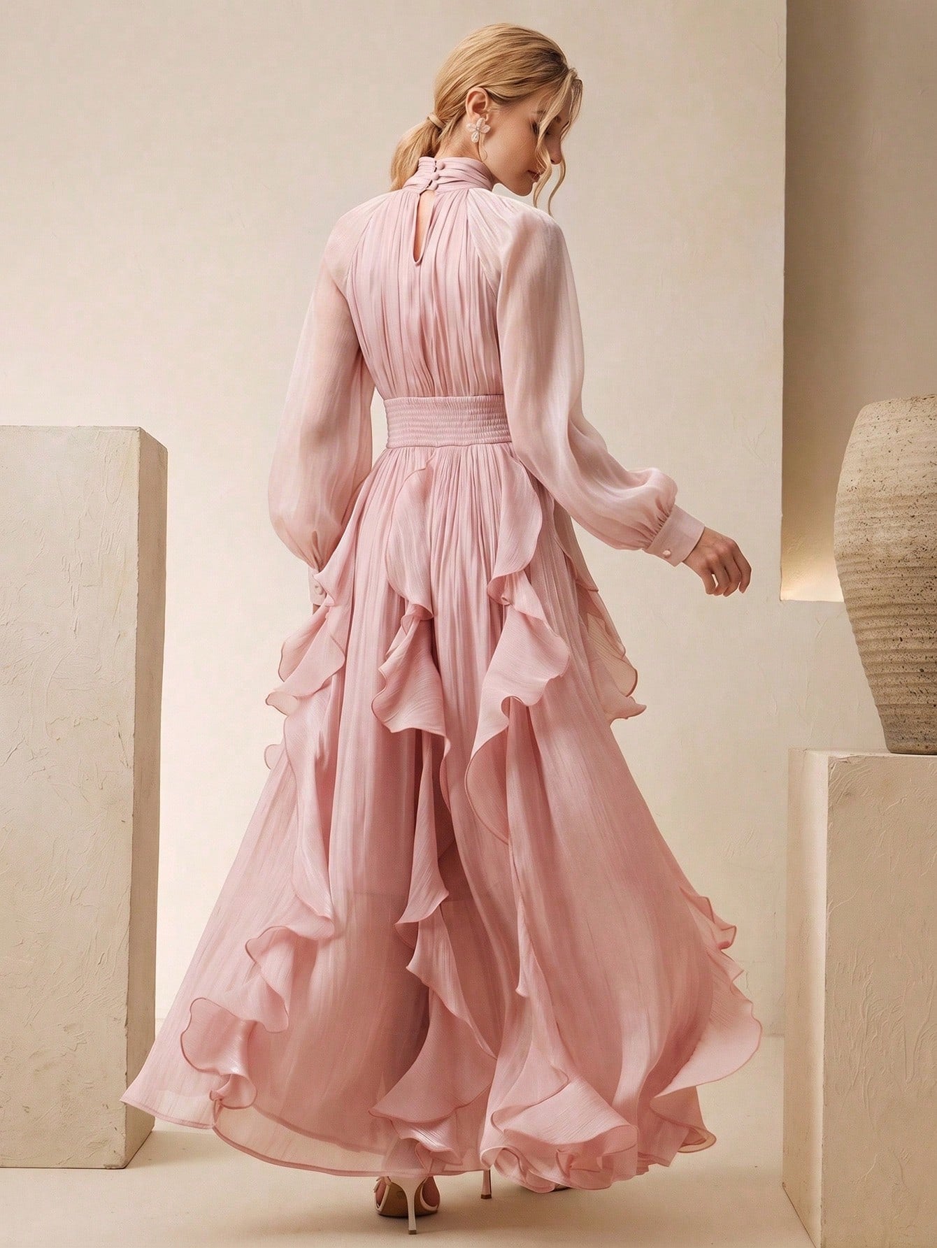 ELLA | Robe élégante à col montant et volants