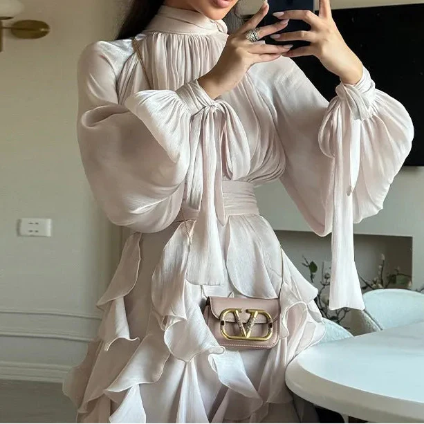 ELLA | Robe élégante à col montant et volants