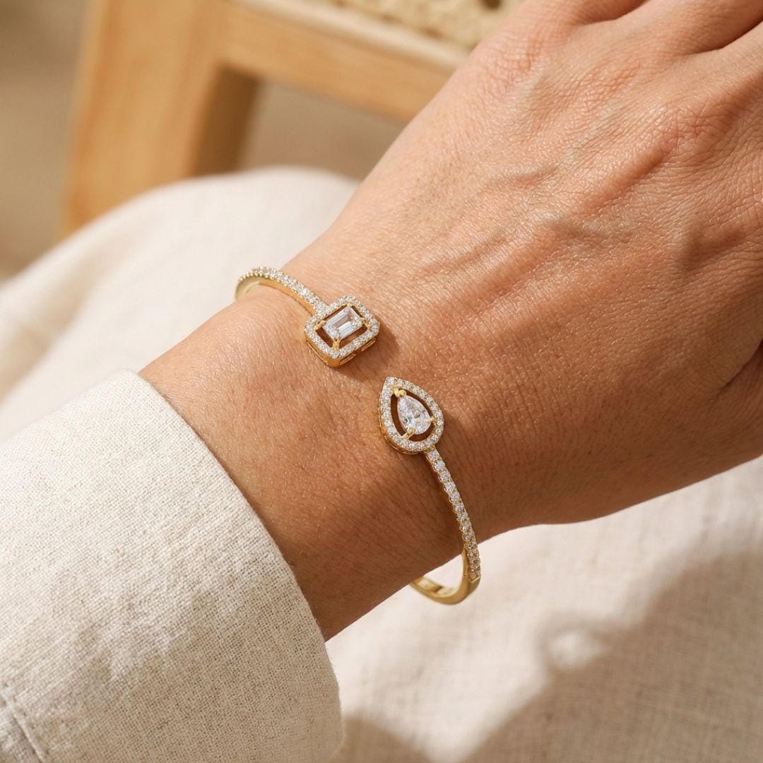 Bracelet ouvert en or à deux pierres
