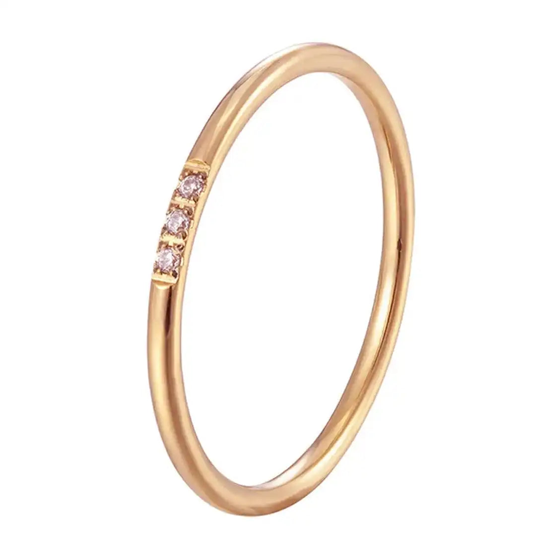Bague Empilable Délicate à Trois Pierres