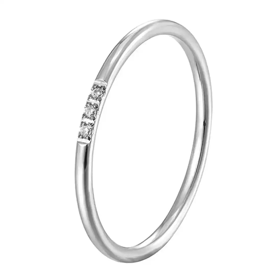 Bague Empilable Délicate à Trois Pierres