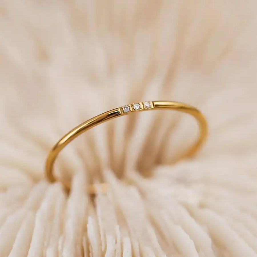 Bague Empilable Délicate à Trois Pierres