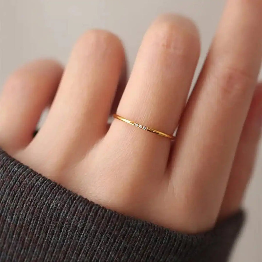 Bague Empilable Délicate à Trois Pierres