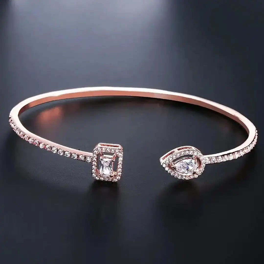Bracelet ouvert en or à deux pierres