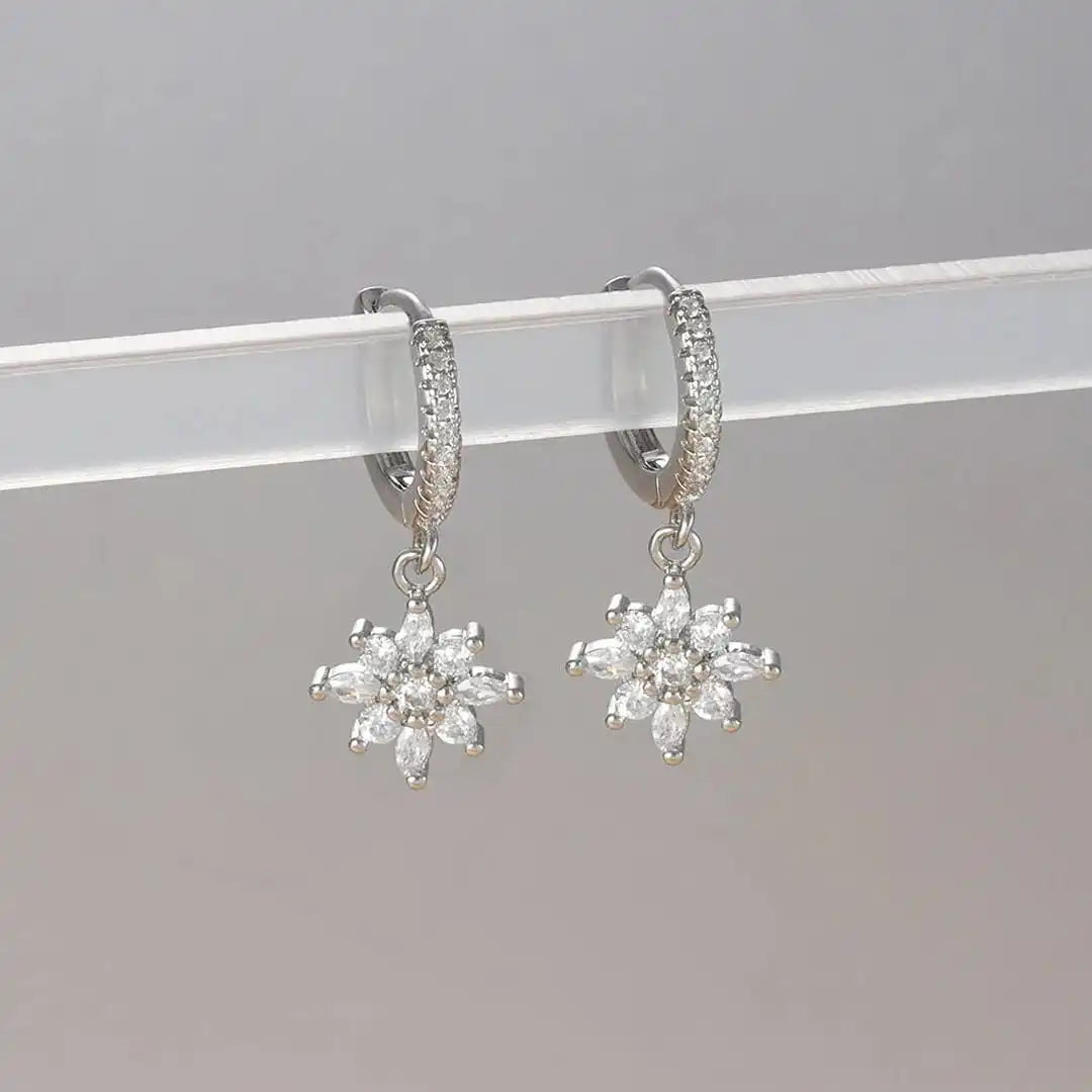 Boucles d'oreilles pendantes en cristal classique en forme de flocon de neige