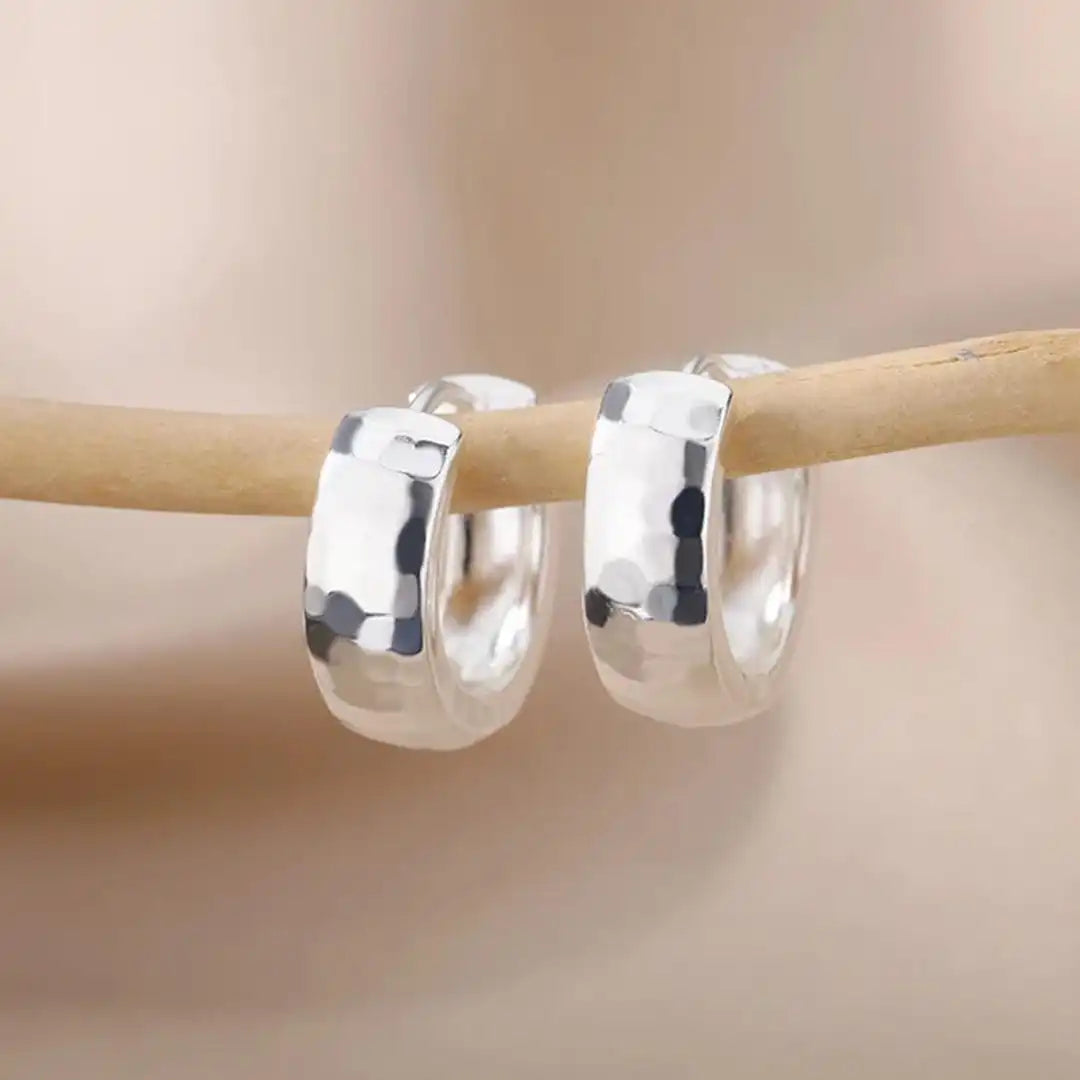 Boucles d'oreilles créoles en or sculpté intemporel