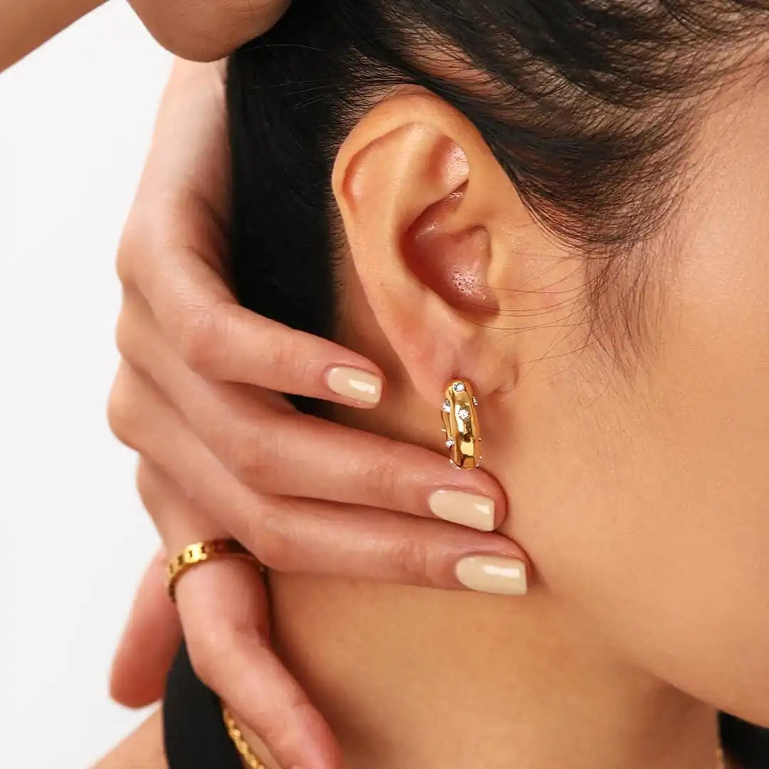 Boucles d'oreilles créoles en zircon doré scintillant