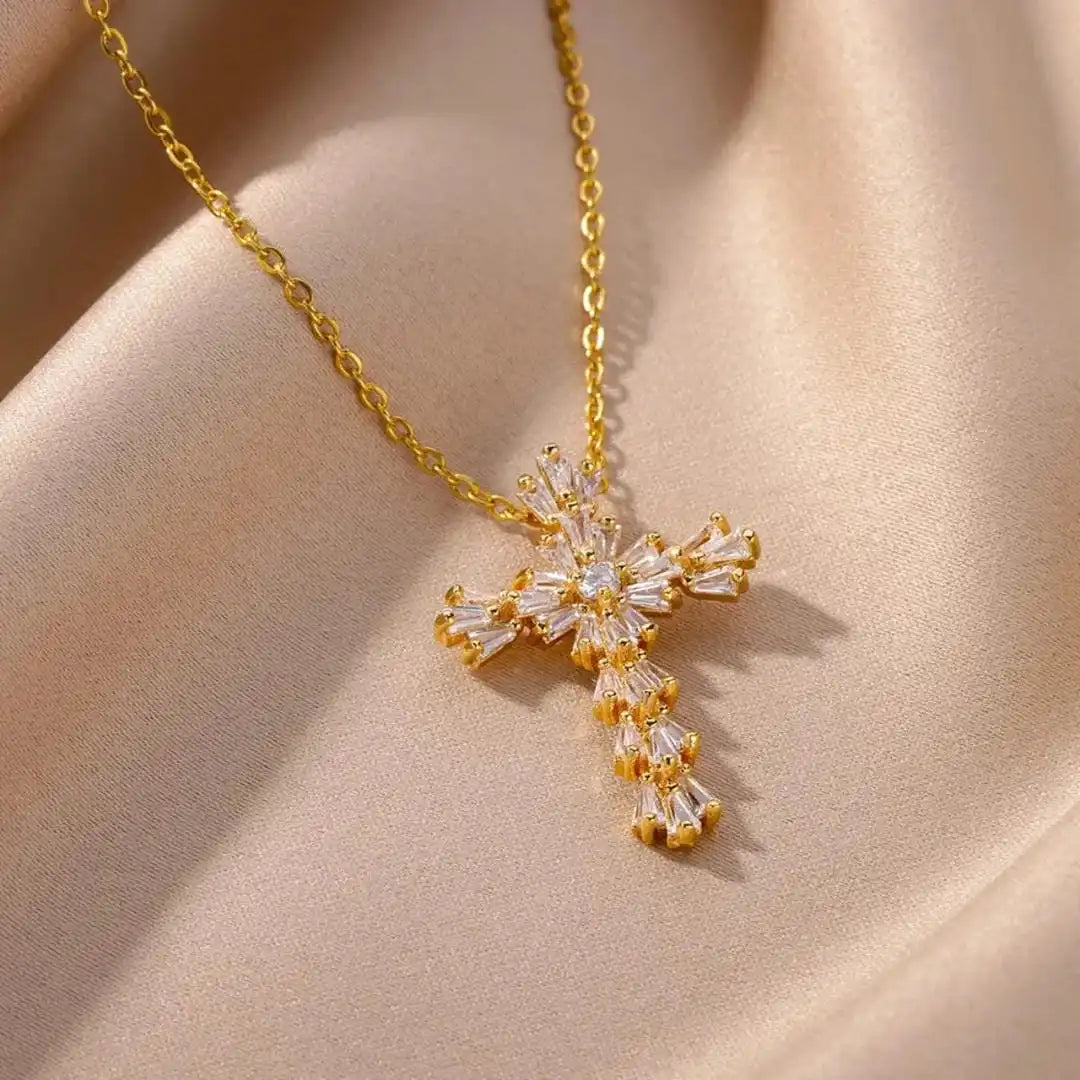 Collier en Croix en Zirconium Argenté Intemporel