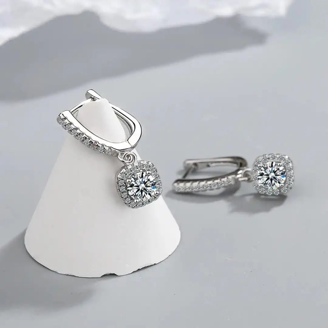 Boucles d'oreilles en or blanc classique avec pierre