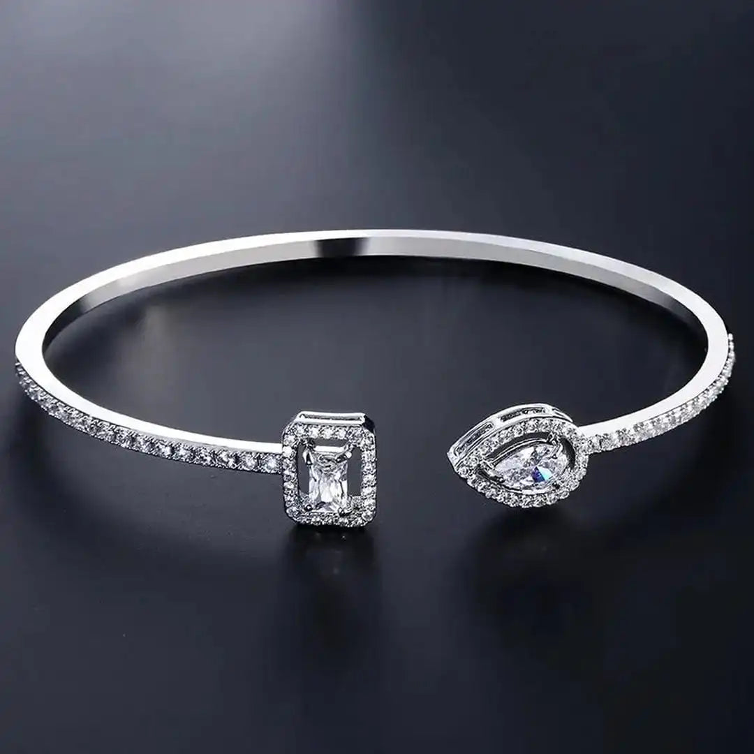 Bracelet ouvert en or à deux pierres