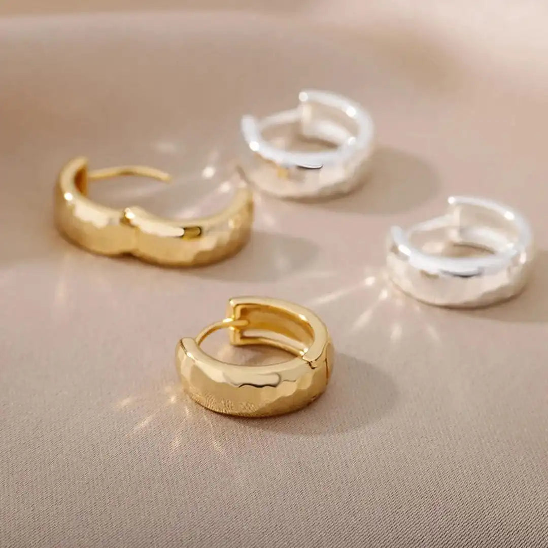 Boucles d'oreilles créoles en or sculpté intemporel