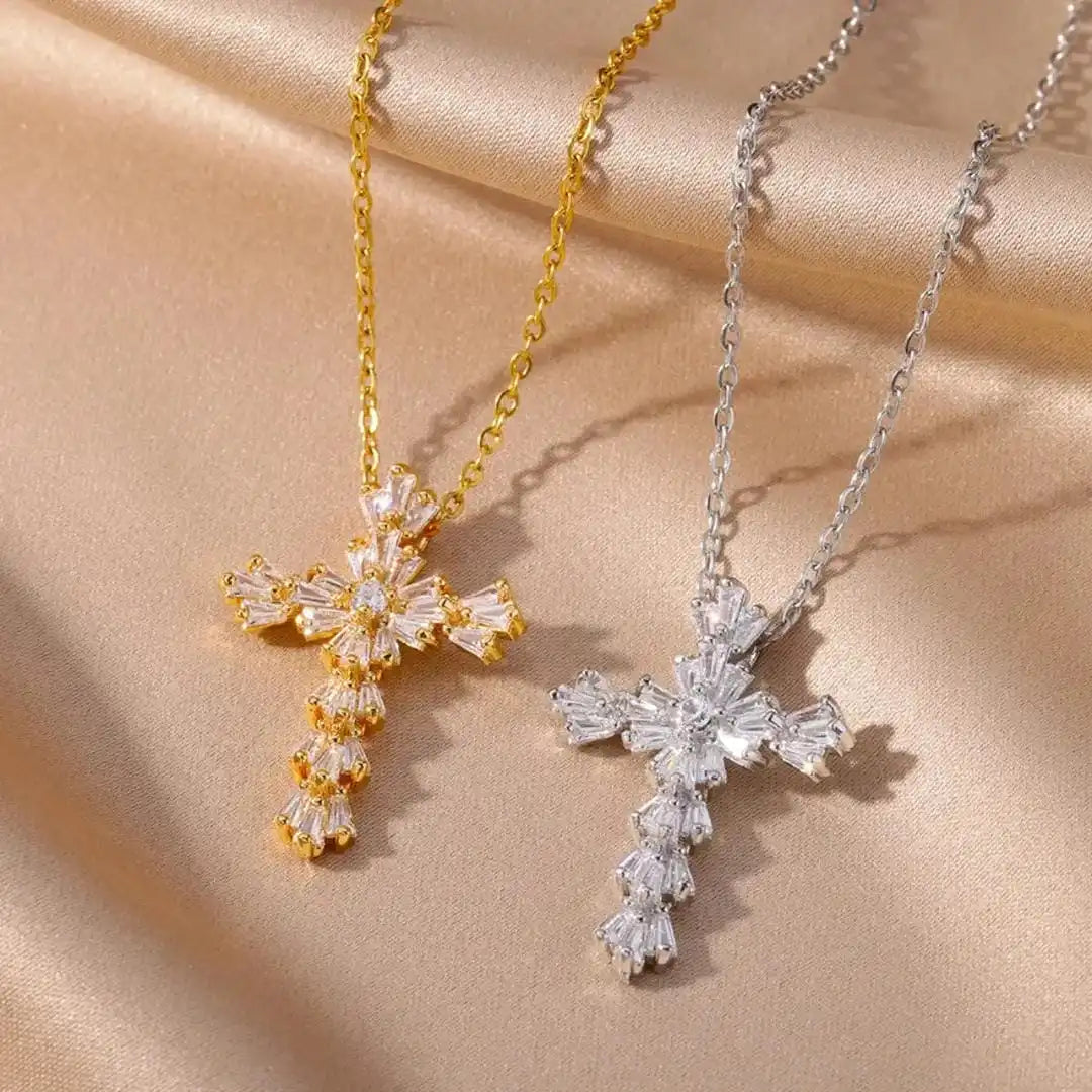 Collier en Croix en Zirconium Argenté Intemporel
