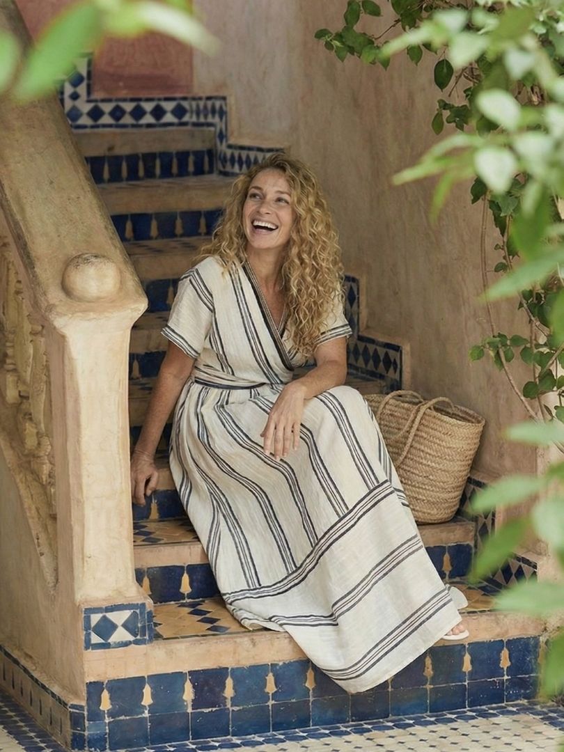 THALASSA™ | Robe midi à manches courtes en V avec taille drapée