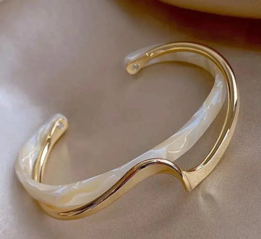 Bracelet élégant en or avec opale blanche